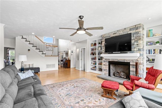 2104 Hickory Forest Dr, Chesapeake, VA 23322