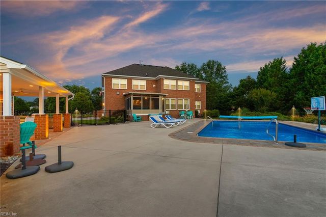 2104 Hickory Forest Dr, Chesapeake, VA 23322