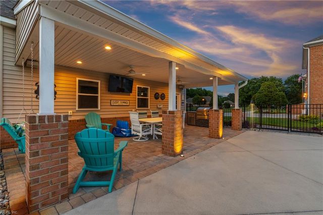 2104 Hickory Forest Dr, Chesapeake, VA 23322