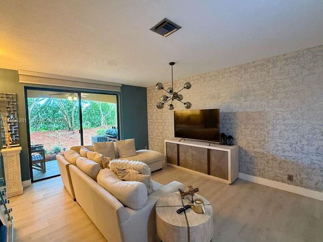 3813 Tree Top Dr, Weston, FL 33332