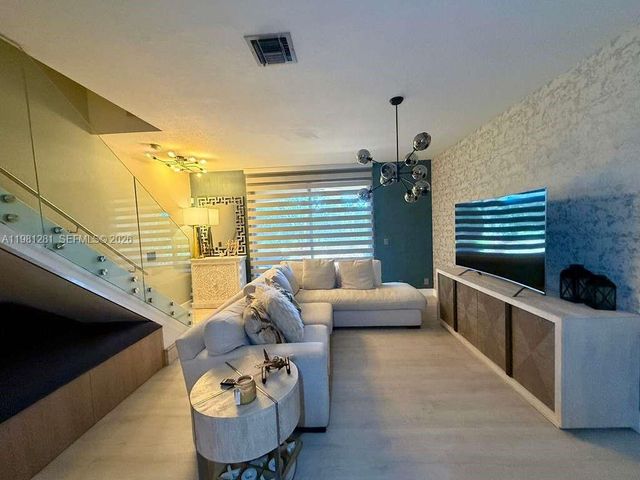 3813 Tree Top Dr, Weston, FL 33332