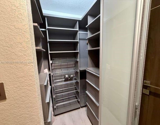 3813 Tree Top Dr, Weston, FL 33332