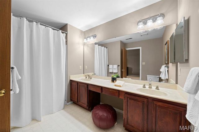 11980 Autumn Lakes Drive, Maryland Heights, MO 63043