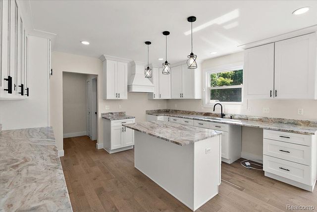 47515 Vanker Avenue, Shelby Charter Township, MI 48317