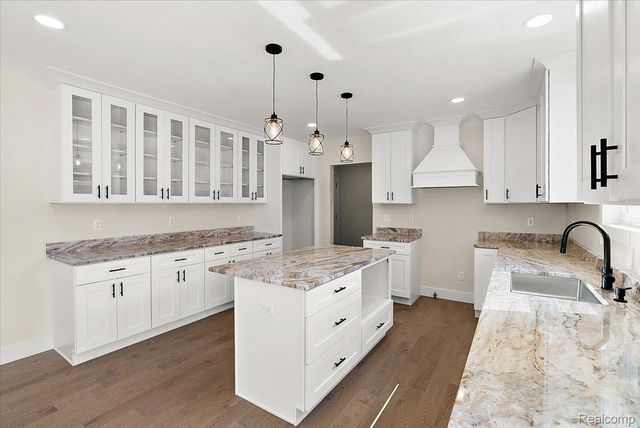 47515 Vanker Avenue, Shelby Charter Township, MI 48317