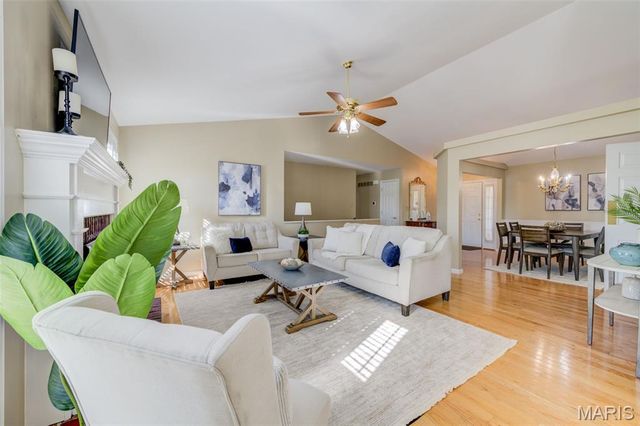 5152 Kings Park Drive, St Louis, MO 63129