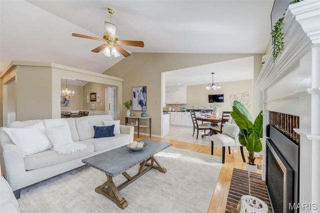 5152 Kings Park Drive, St Louis, MO 63129