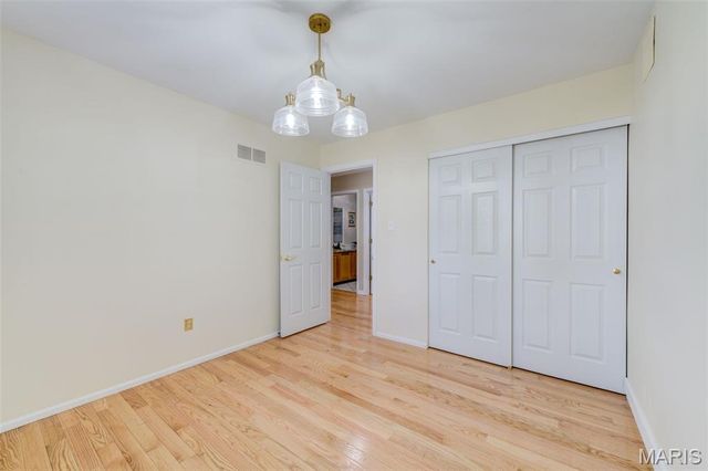 5152 Kings Park Drive, St Louis, MO 63129