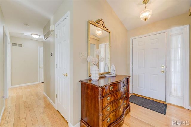 5152 Kings Park Drive, St Louis, MO 63129