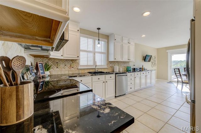 5152 Kings Park Drive, St Louis, MO 63129