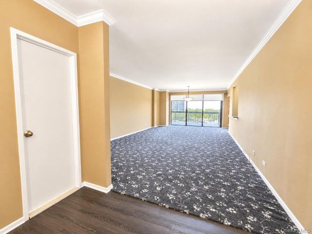 27110 Grand Central Parkway 7K, Floral Park, NY 11005