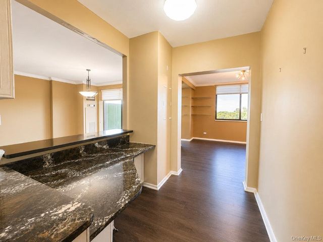 27110 Grand Central Parkway 7K, Floral Park, NY 11005