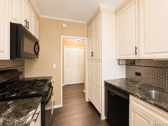 27110 Grand Central Parkway 7K, Floral Park, NY 11005