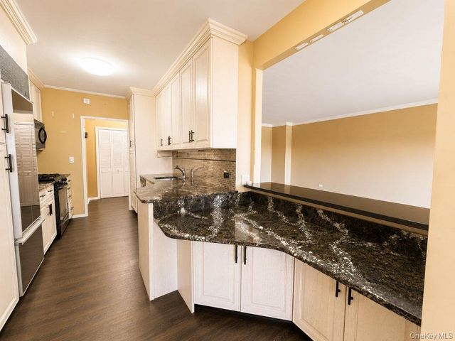 27110 Grand Central Parkway 7K, Floral Park, NY 11005