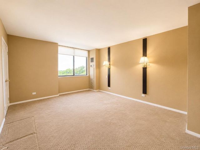 27110 Grand Central Parkway 7K, Floral Park, NY 11005