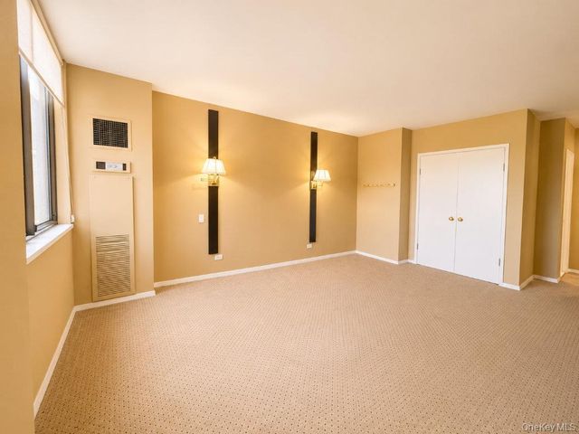27110 Grand Central Parkway 7K, Floral Park, NY 11005