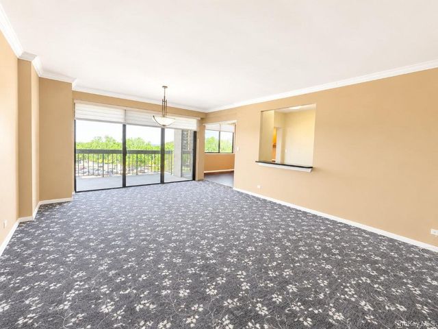 27110 Grand Central Parkway 7K, Floral Park, NY 11005