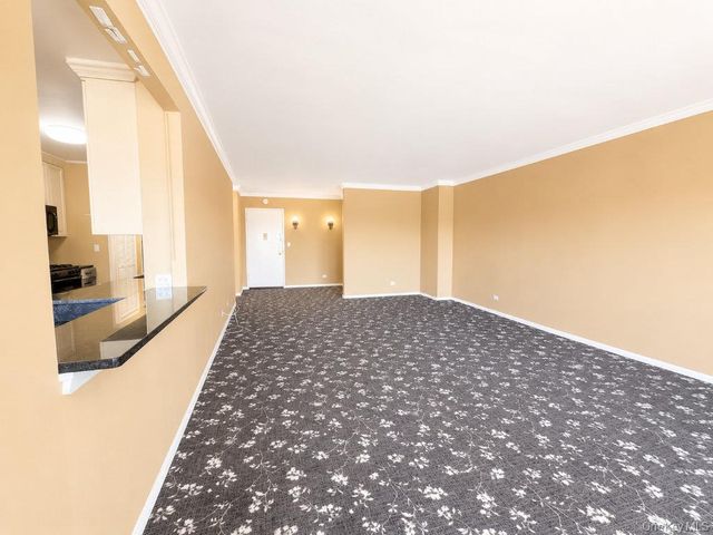 27110 Grand Central Parkway 7K, Floral Park, NY 11005