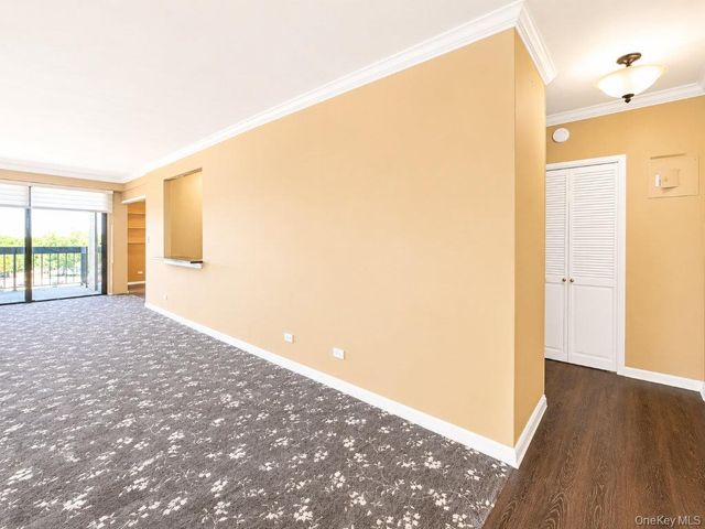 27110 Grand Central Parkway 7K, Floral Park, NY 11005
