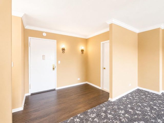 27110 Grand Central Parkway 7K, Floral Park, NY 11005