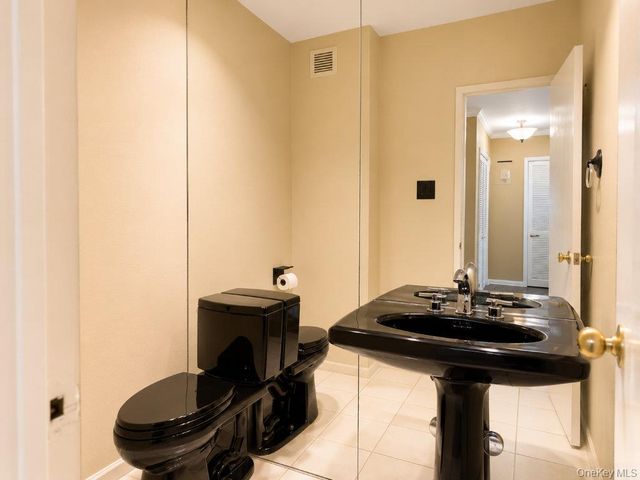 27110 Grand Central Parkway 7K, Floral Park, NY 11005