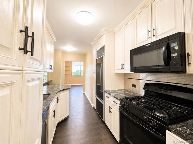 27110 Grand Central Parkway 7K, Floral Park, NY 11005