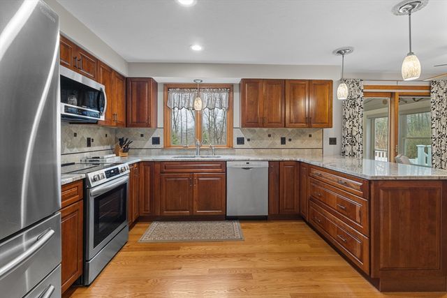 16 Flint Pond Rd, Worcester, MA 01604