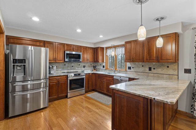 16 Flint Pond Rd, Worcester, MA 01604