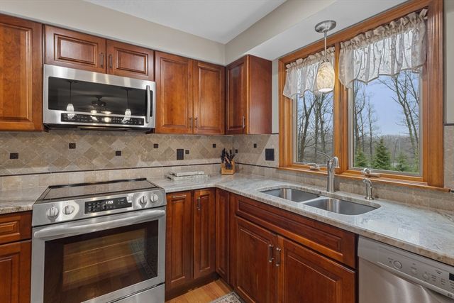 16 Flint Pond Rd, Worcester, MA 01604