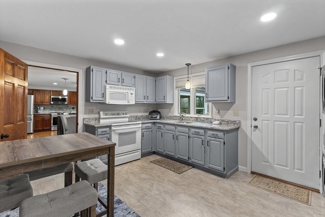 16 Flint Pond Rd, Worcester, MA 01604