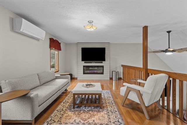 16 Flint Pond Rd, Worcester, MA 01604