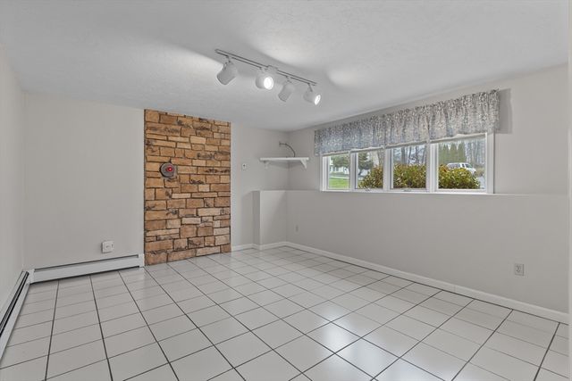 16 Flint Pond Rd, Worcester, MA 01604