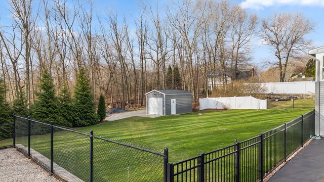 16 Flint Pond Rd, Worcester, MA 01604