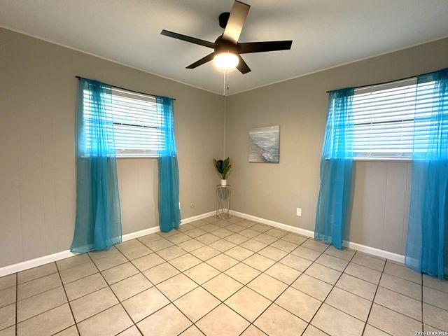347 COUNTRY ACRES DR, Seguin, TX 78155
