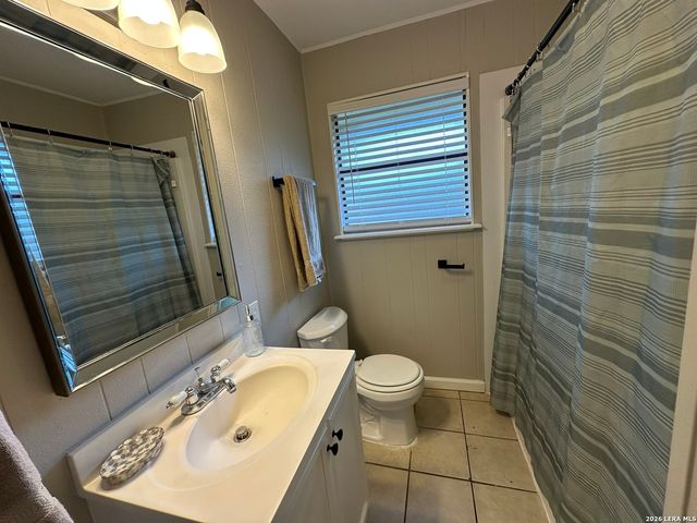 347 COUNTRY ACRES DR, Seguin, TX 78155
