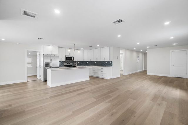 325 SW 8TH Avenue, Delray Beach, FL 33444