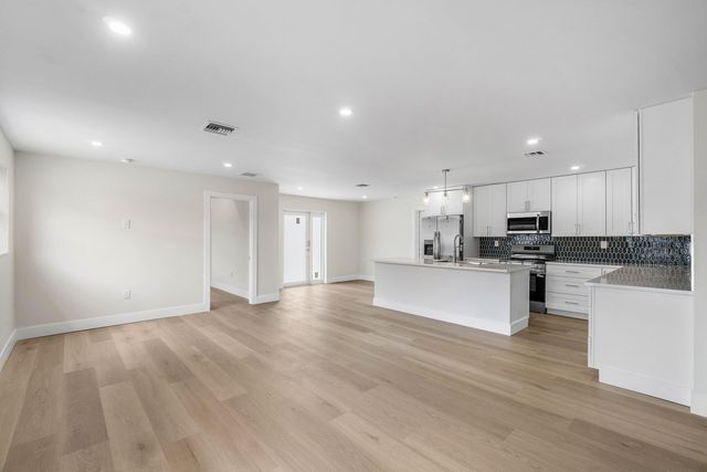 325 SW 8TH Avenue, Delray Beach, FL 33444