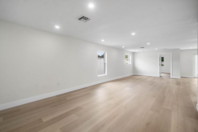 325 SW 8TH Avenue, Delray Beach, FL 33444