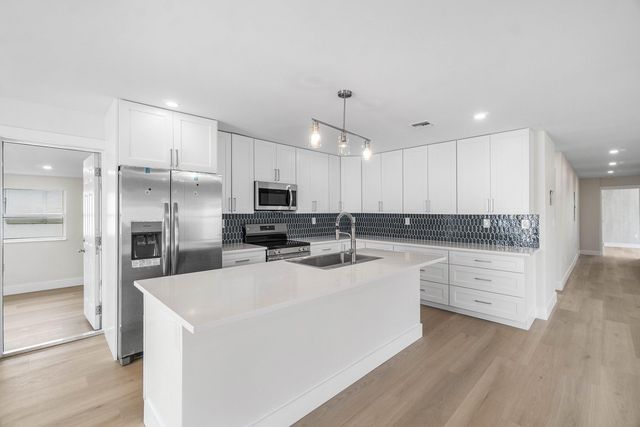 325 SW 8TH Avenue, Delray Beach, FL 33444