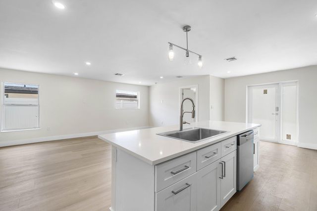 325 SW 8TH Avenue, Delray Beach, FL 33444