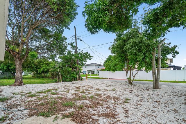 325 SW 8TH Avenue, Delray Beach, FL 33444