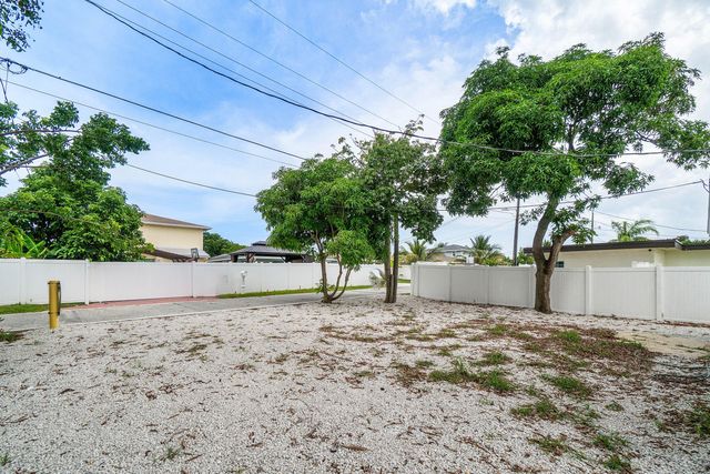 325 SW 8TH Avenue, Delray Beach, FL 33444