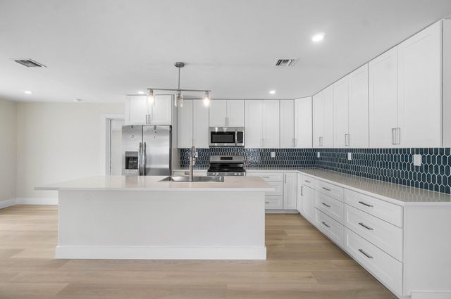 325 SW 8TH Avenue, Delray Beach, FL 33444