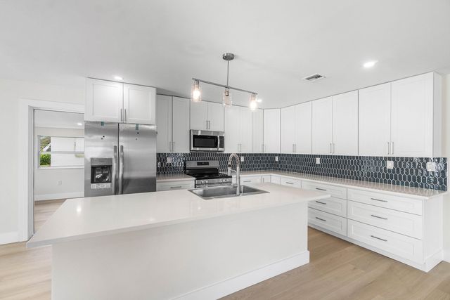 325 SW 8TH Avenue, Delray Beach, FL 33444