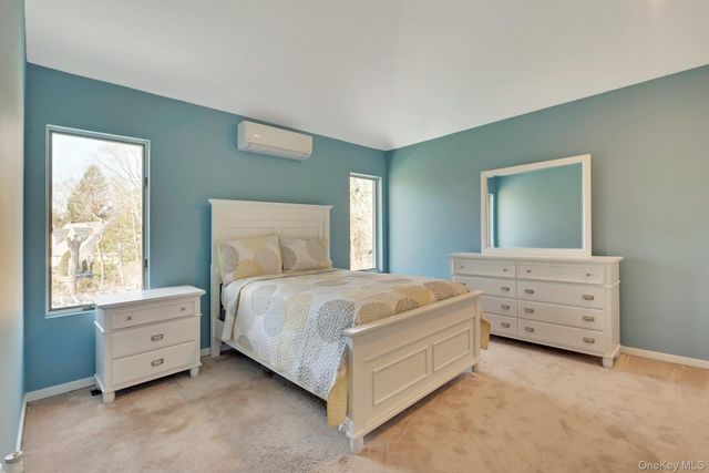 35 Bay Avenue W, Hampton Bays, NY 11946