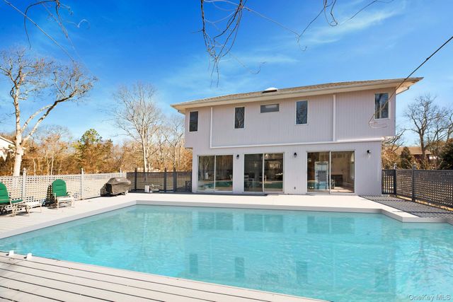 35 Bay Avenue W, Hampton Bays, NY 11946