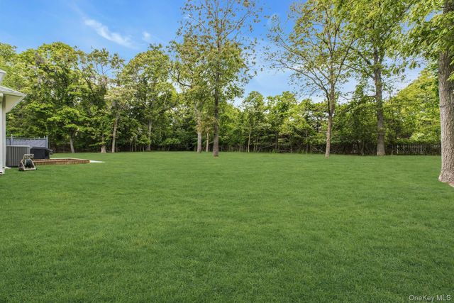 35 Bay Avenue W, Hampton Bays, NY 11946