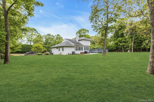 35 Bay Avenue W, Hampton Bays, NY 11946