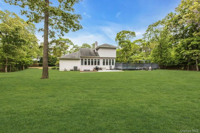 35 Bay Avenue W, Hampton Bays, NY 11946