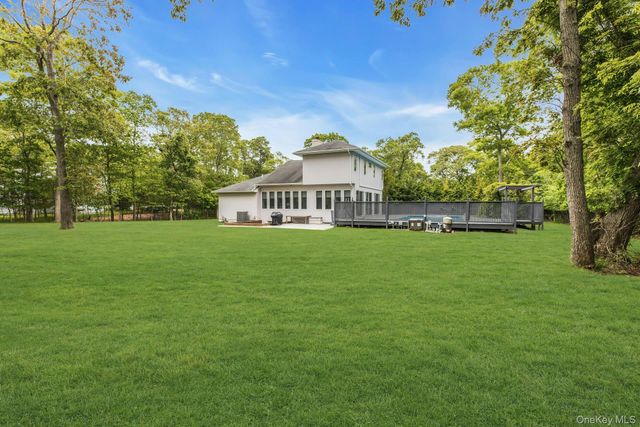 35 Bay Avenue W, Hampton Bays, NY 11946